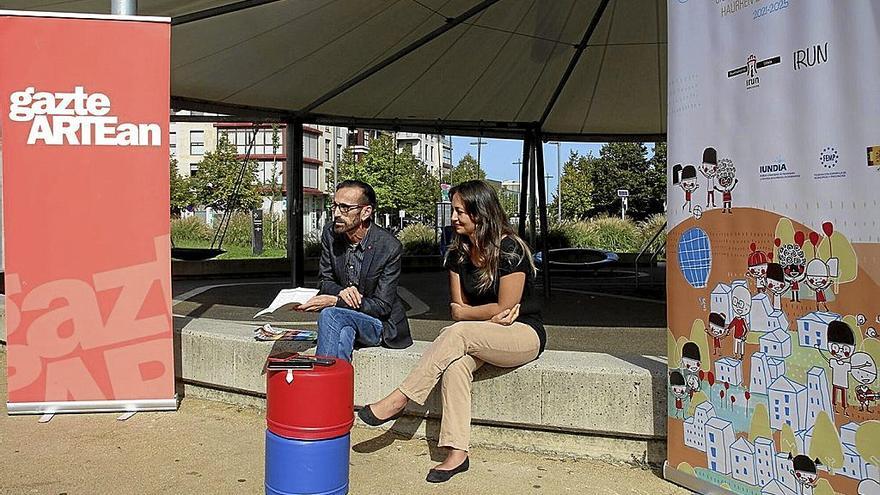 El delegado Santi Jiménez junto a la experta en crianza, Sharlotte Limodin, presentando Haurartean. | FOTO: N.G.