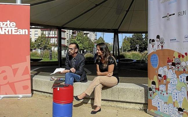 El delegado Santi Jim&eacute;nez junto a la experta en crianza, Sharlotte Limodin, presentando Haurartean. | FOTO: N.G.