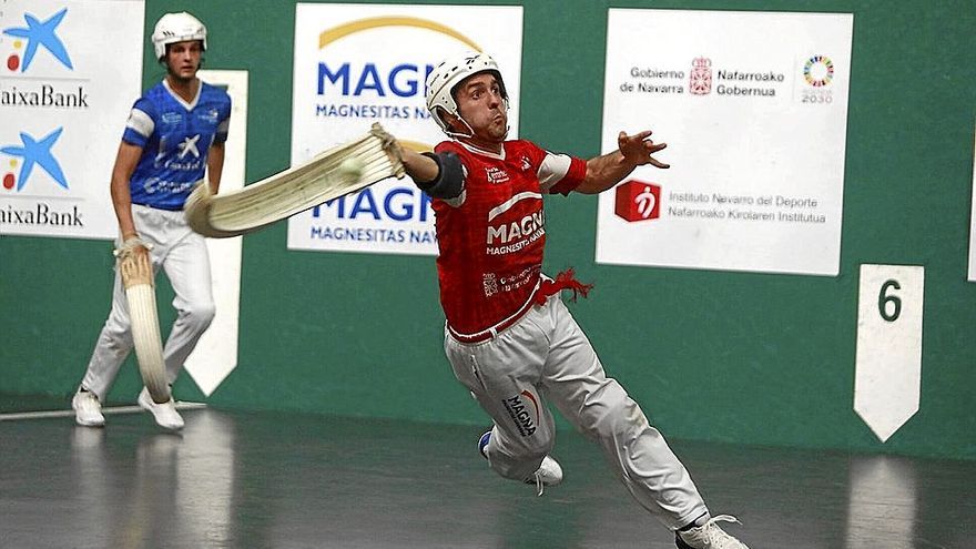 Matxin III se lanza a por una pelota durante la semifinal de ayer disputada en el Labrit. | FOTO: JOSEBA ZABALZA