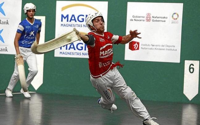 Matxin III se lanza a por una pelota durante la semifinal de ayer disputada en el Labrit. | FOTO: JOSEBA ZABALZA Matxin III se lanza a por una pelota durante la semifinal de ayer disputada en el Labrit. | FOTO: JOSEBA ZABALZA