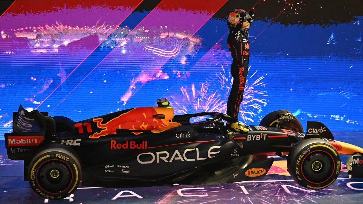'Checo' P&eacute;rez celebra su triunfo subido en su monoplaza.