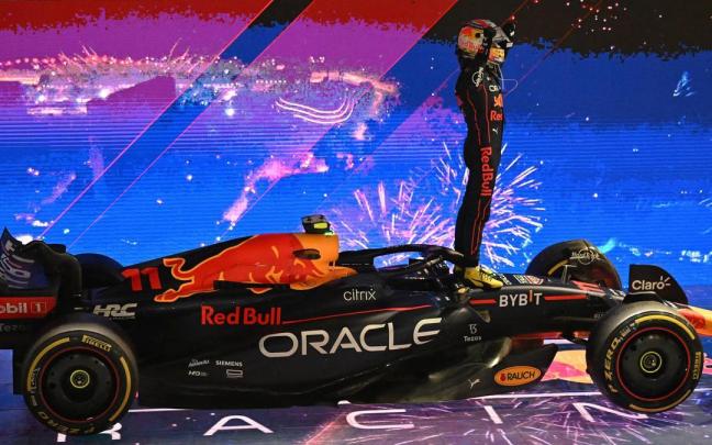 'Checo' P&eacute;rez celebra su triunfo subido en su monoplaza.