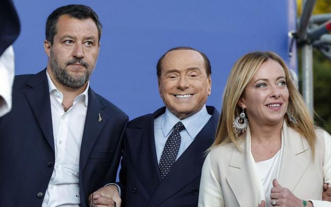 La líder de Hermanos de Italia, Girogia Meloni, junto a sus socios de coalición Salvini y Berlusconi.