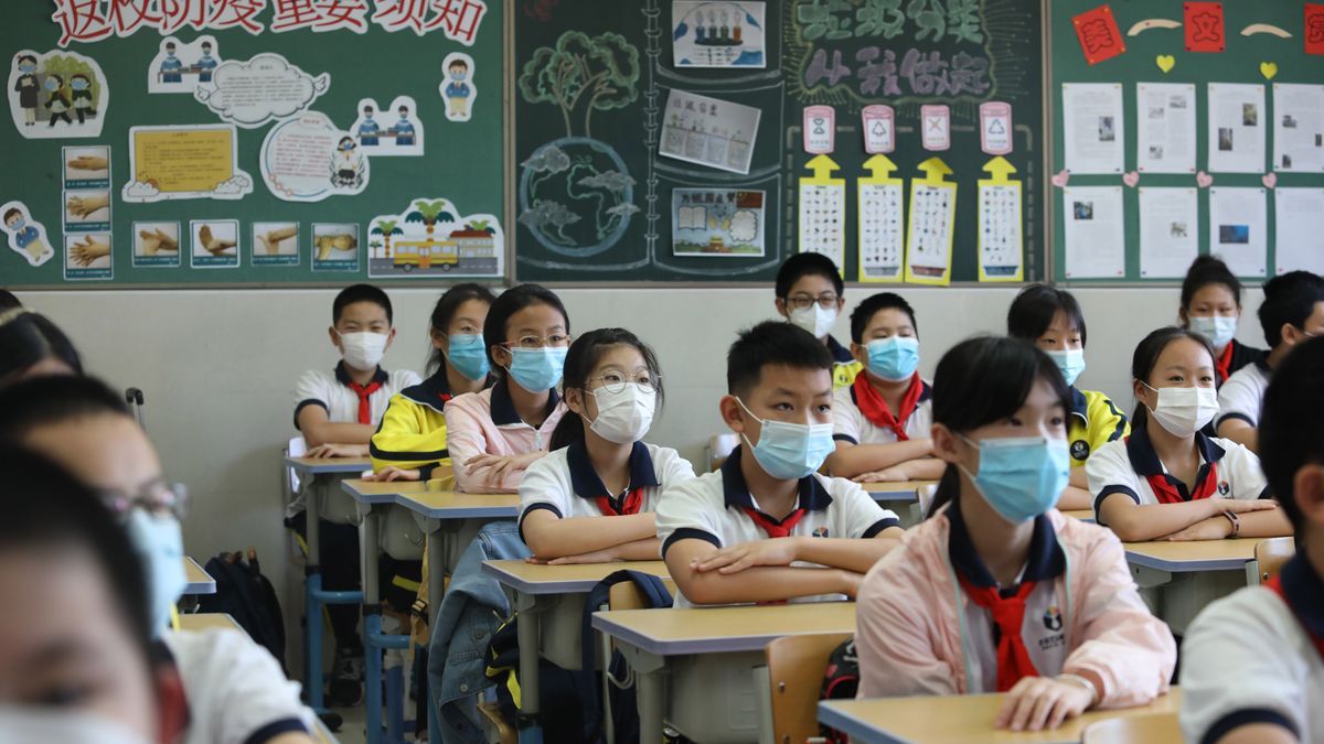 Imagen de archivo de varios estudiantes en una escuela de China.