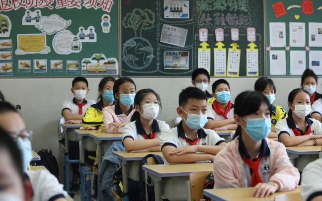 Imagen de archivo de varios estudiantes en una escuela de China.