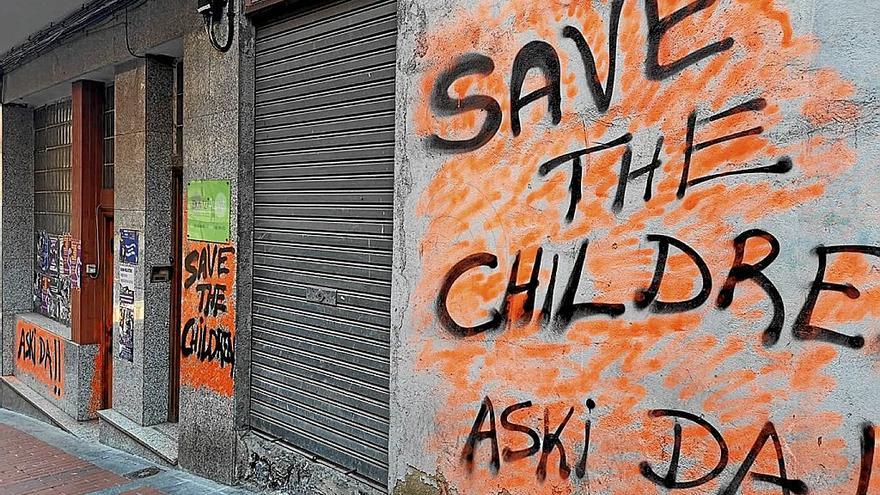 Imagen de la fachada de la sede de Argitan tras las pintadas registradas este martes.