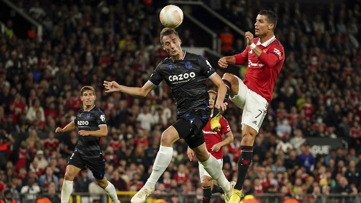 Jon Pacheco, ante Cristiano Ronaldo durante el partido en Old Trafford.