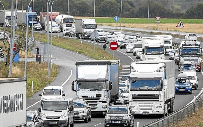 Fuertes retenciones registradas el pasado viernes en la A-1, a la altura de Lopidana. | FOTO: JORGE MU&Ntilde;OZ