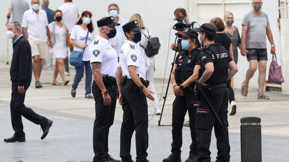 Guardias municipales y ertzainas conversan junto al Aquarium en Donostia.