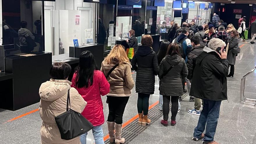 La compañía que opera la línea Bilbao-Castro ha habilitado una taquilla en Bilbao Intermodal para emitir las nuevas tarjetas