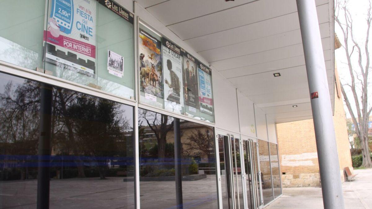 Carteles de varias películas en los cines Los Llanos.