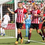 I&ntilde;igo Mart&iacute;nez acude a celebrar el gol de Sancet.