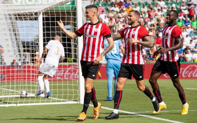 I&ntilde;igo Mart&iacute;nez acude a celebrar el gol de Sancet.