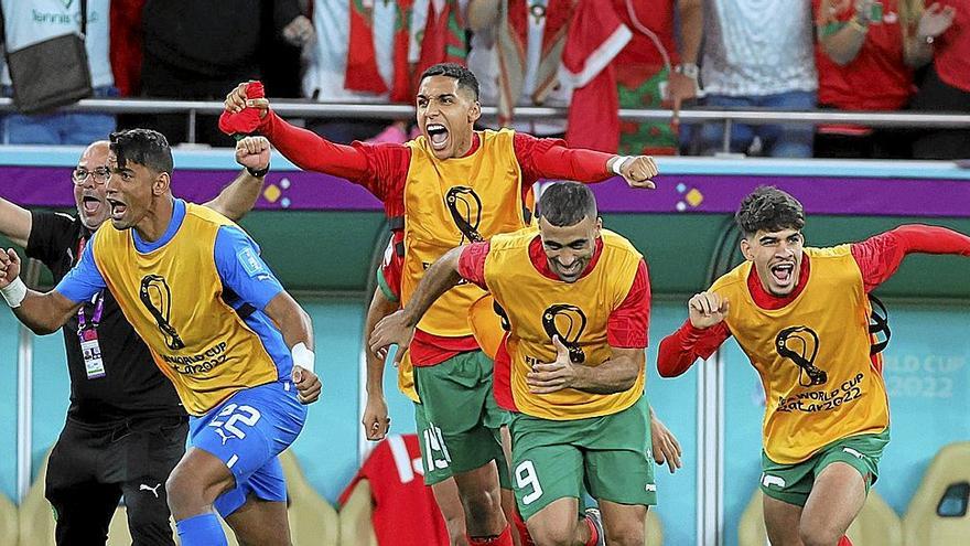 Los jugadores de Marruecos, Abde a la derecha, celebran su clasificación para la semifinal.