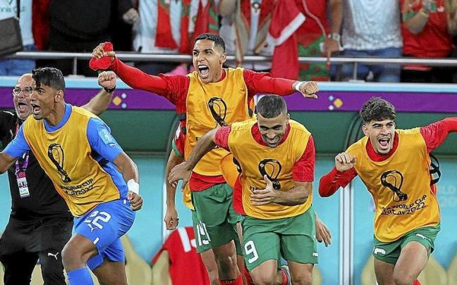 Los jugadores de Marruecos, Abde a la derecha, celebran su clasificación para la semifinal.