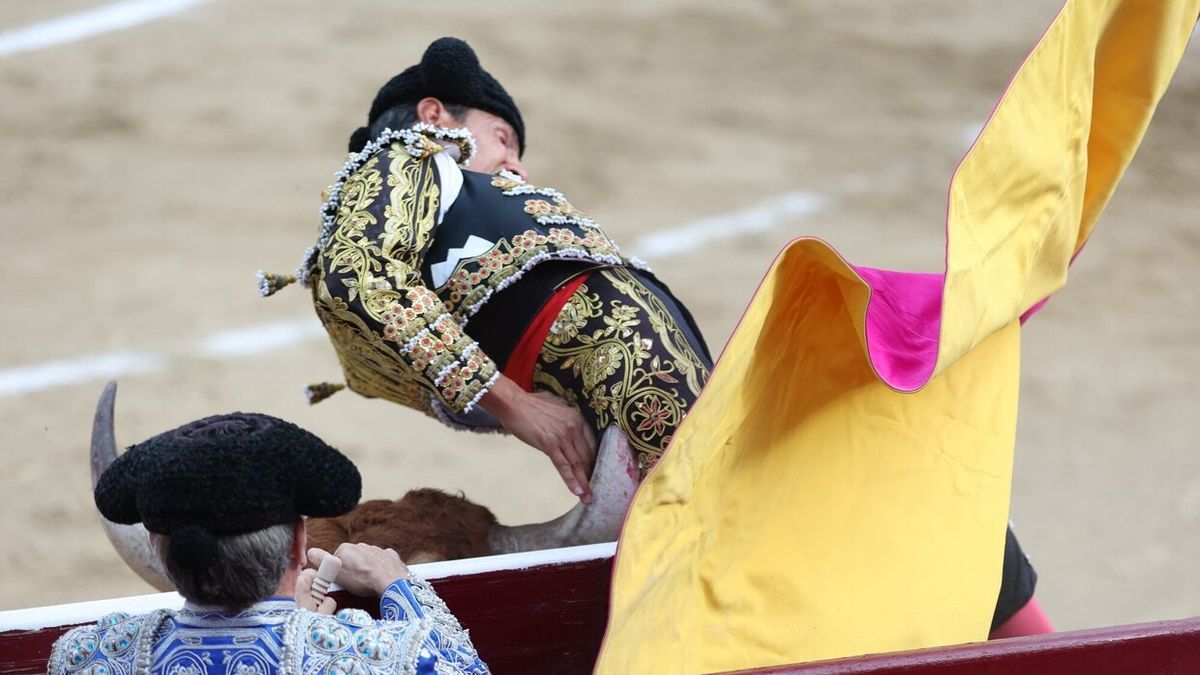 Enrique Martínez resultó cogido por el primer toro.