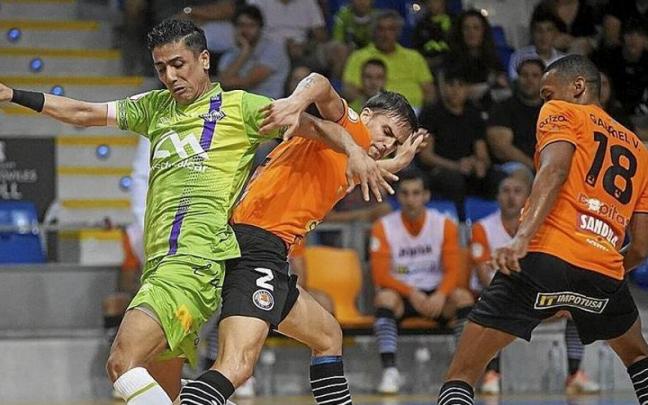 David intenta frenar el avance de un jugador del Palma en presencia de Javier Vasques.