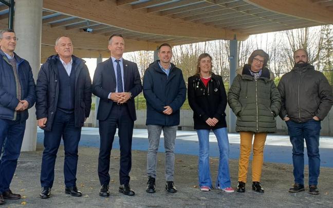 El consejero de Educación, Jokin Bildarratz; el delegado en Bizkaia, Iñaki Orbe, y el alcalde, Xabier Zubiaur, con directivos del centro.