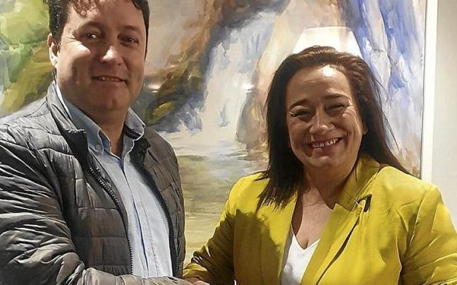 Xabier Txurruka (EAJ-PNV), alcalde de Zarautz, y Rafaela Romero, diputada foral de Movilidad y Ordenaci&oacute;n del Territorio. | FOTO: UDALA