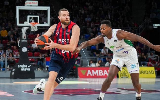 Costello avanza hacia canasta ante la oposición de Ejim