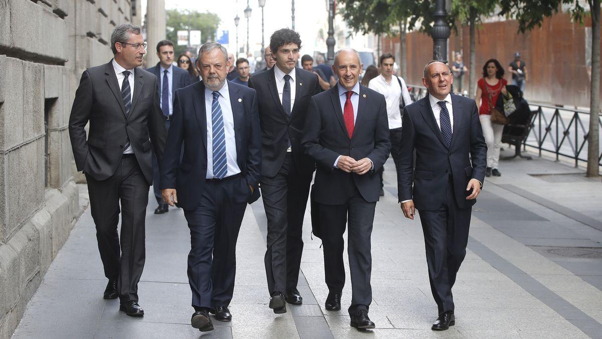 El consejero de Hacienda, Pedro Azpiazu, el segundo por la izquierda, flanqueado por los diputados generales de Gipuzkoa, Bizkaia y Araba y por el vicelehendakari Erkoreka.