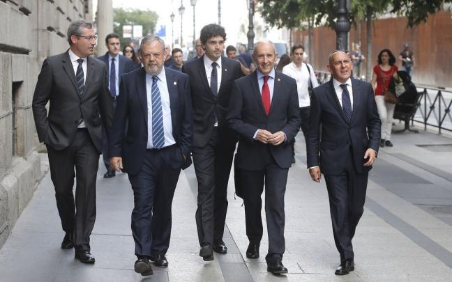 El consejero de Hacienda, Pedro Azpiazu, el segundo por la izquierda, flanqueado por los diputados generales de Gipuzkoa, Bizkaia y Araba y por el vicelehendakari Erkoreka. El consejero de Hacienda, Pedro Azpiazu, el segundo por la izquierda, flanqueado por los diputados generales de Gipuzkoa, Bizkaia y Araba y por el vicelehendakari Erkoreka.
