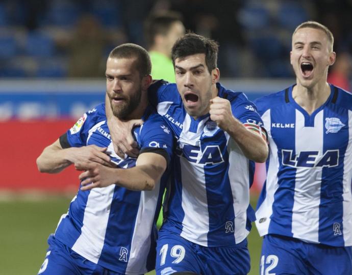 Manu García celebra junto a Laguardia un gol durante el extenso periplo de ambos en la capital alavesa