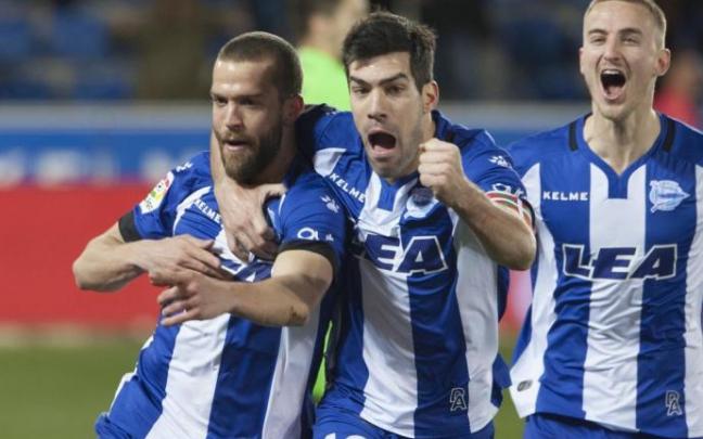 Manu García celebra junto a Laguardia un gol durante el extenso periplo de ambos en la capital alavesa Manu García celebra junto a Laguardia un gol durante el extenso periplo de ambos en la capital alavesa