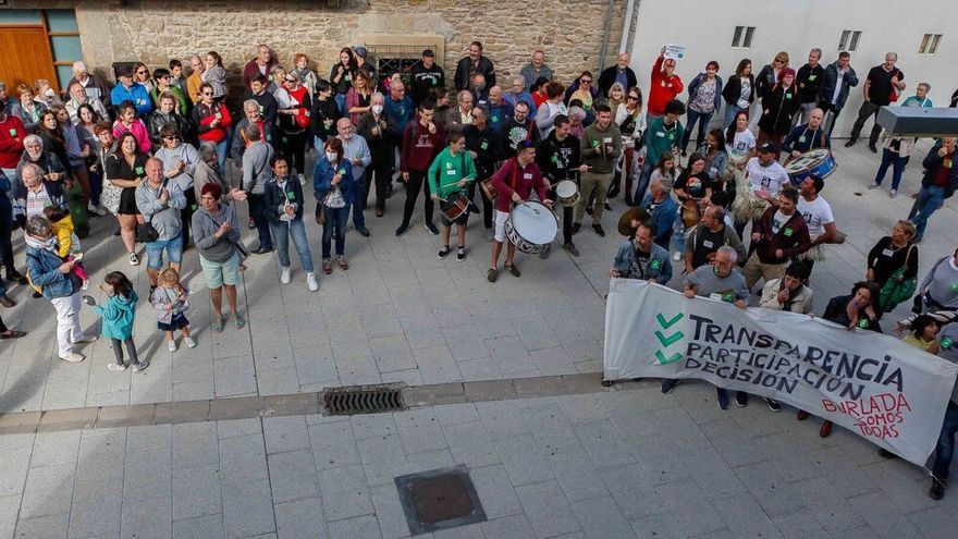 Concentración ruidosa frente al Ayuntamiento mientras se votaba la suspensión de los patronatos en el salón de plenos.