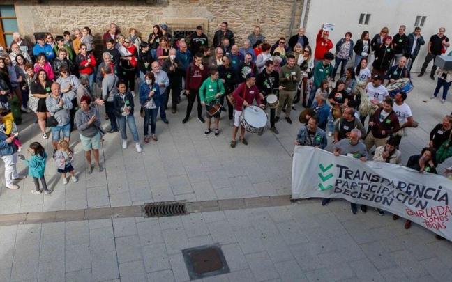 Concentración ruidosa frente al Ayuntamiento mientras se votaba la suspensión de los patronatos en el salón de plenos.