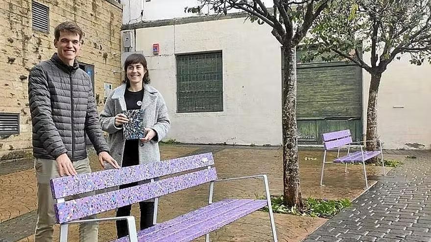 Los dos bancos elaborados con tapones reciclados. |