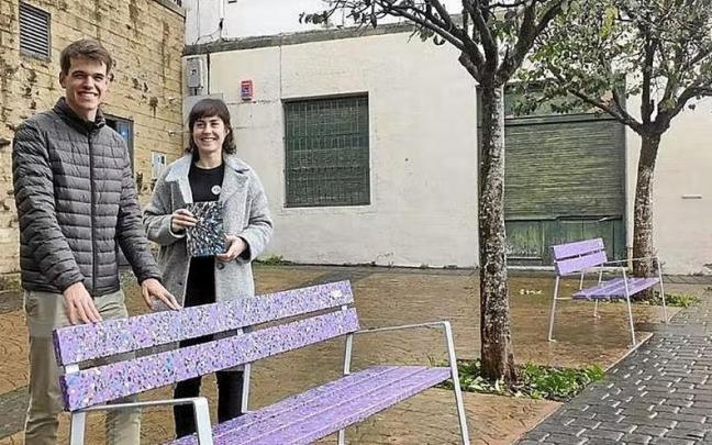Los dos bancos elaborados con tapones reciclados. |