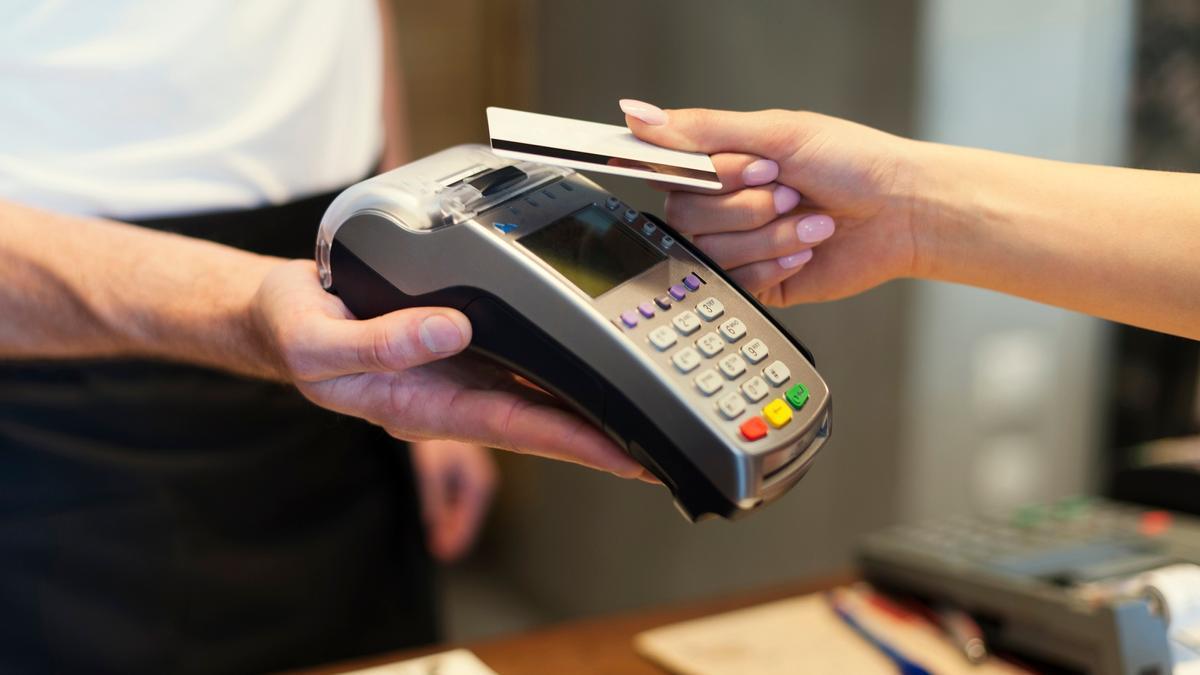Una persona realiza un pago con una tarjeta de crédito.