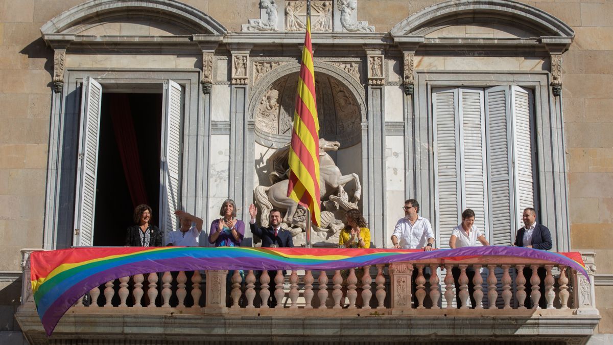Bandera LGTBIQ+ en la Generalitat de Catalunya.