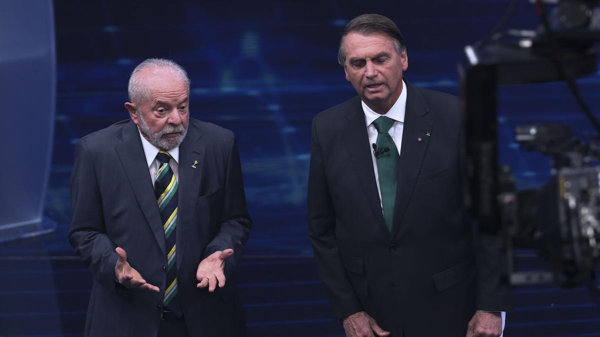 Luiz Inácio Lula da Silva (i) y Jair Bolsonaro (d) en el primer debate presidencial de cara a la segunda vuelta.