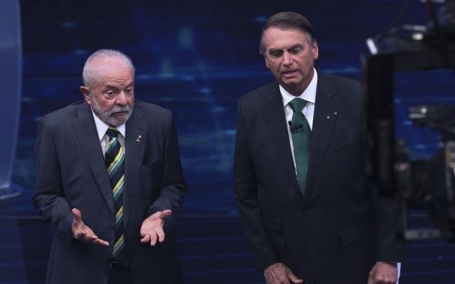 Luiz Inácio Lula da Silva (i) y Jair Bolsonaro (d) en el primer debate presidencial de cara a la segunda vuelta.