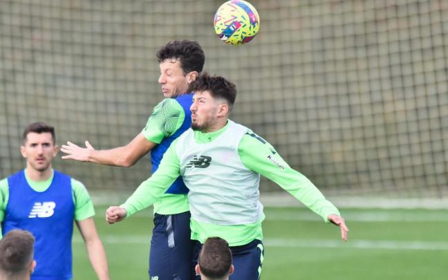 Unai Vencedor salta junto a Mikel Vesga en una disputa de balón durante un entrenamiento en Lezama. Unai Vencedor salta junto a Mikel Vesga en una disputa de balón durante un entrenamiento en Lezama.