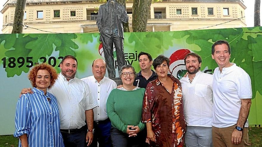 Miembros del PNV de Navarra, ayer en Bilbao con Ortuzar, el tercero por la izquierda.