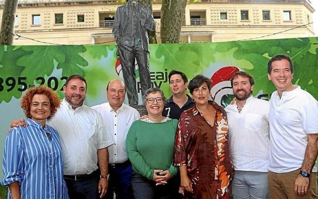 Miembros del PNV de Navarra, ayer en Bilbao con Ortuzar, el tercero por la izquierda. Miembros del PNV de Navarra, ayer en Bilbao con Ortuzar, el tercero por la izquierda.