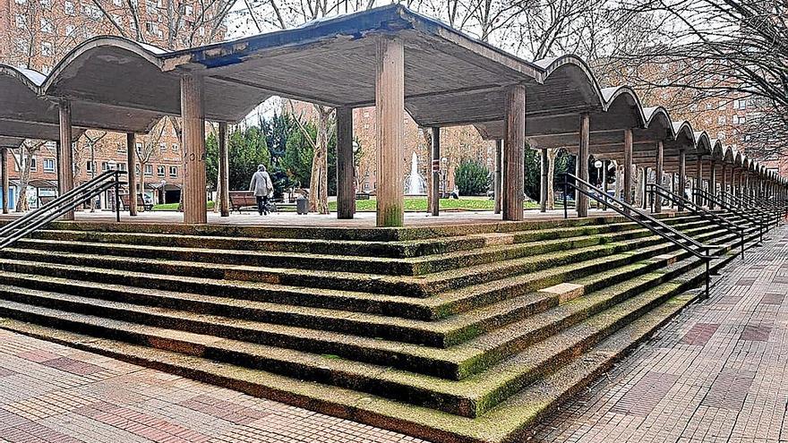 Escaleras de acceso a Simón Bolívar, que se van a mejorar para facilitar el tránsito de los peatones a la zona central de la plaza. | FOTO: DNA