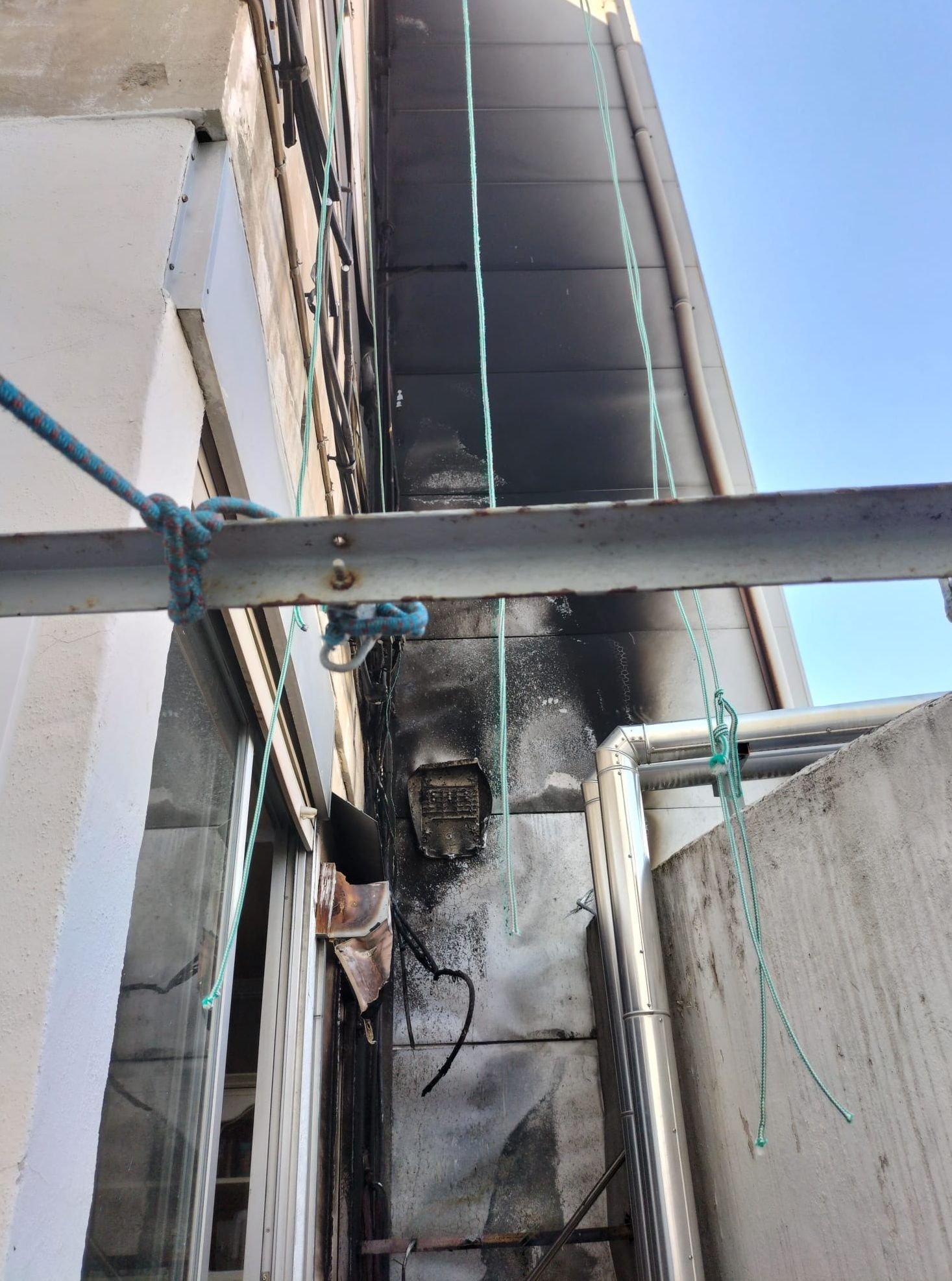 El fuego dejó señales visibles en el edificio