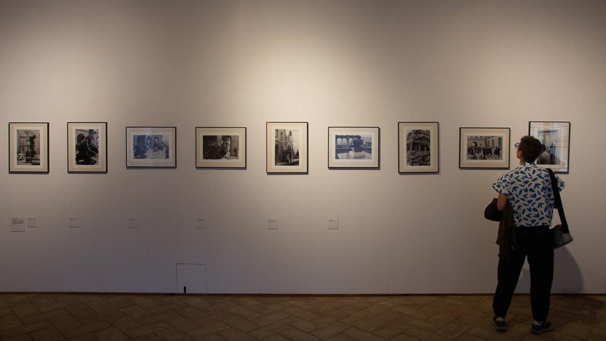 Una visitante recorre la exposición de Pío Guerendiáin.