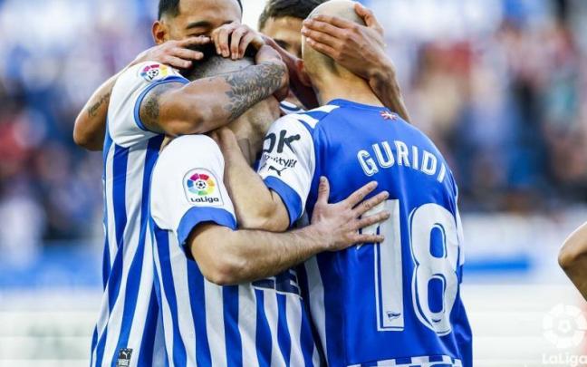 Piña albiazul para celebrar el 4-2 de Alkain ante el Ibiza.