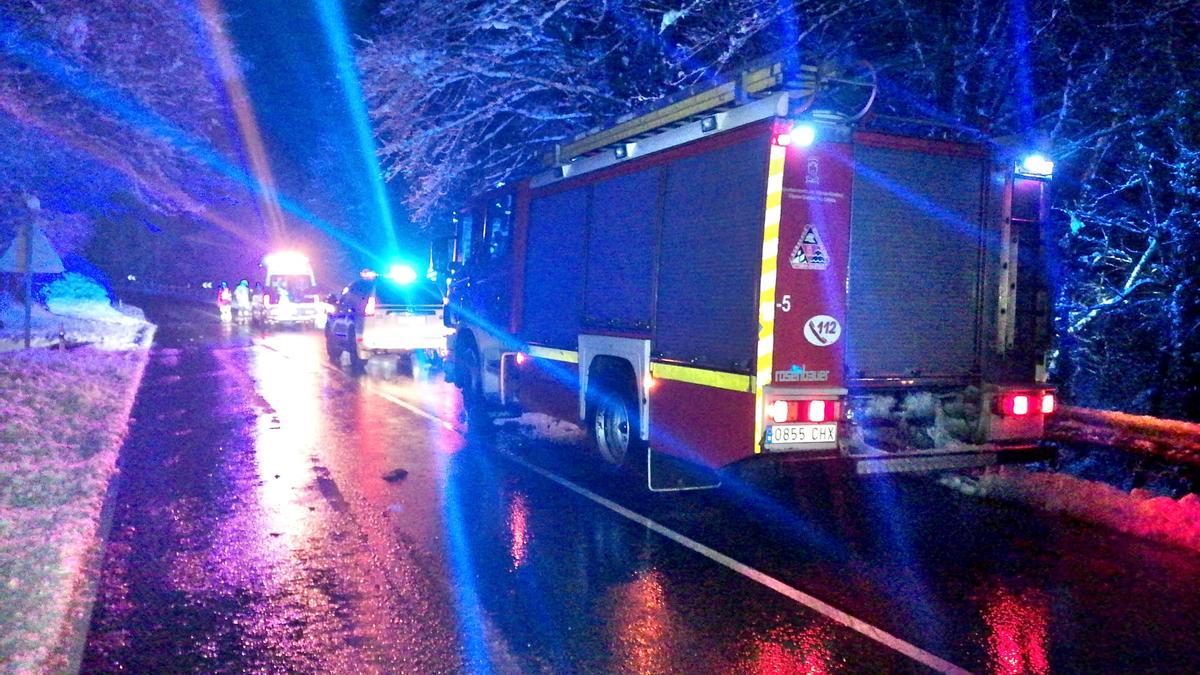 Bomberos de Euskadi han informado en sus redes sociales de la salida de vía de un turismo.