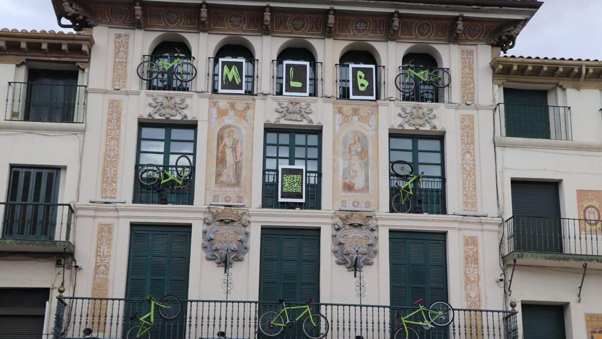 Fachada de la Casa del Reloj decorada por la Semana de la Movilidad.