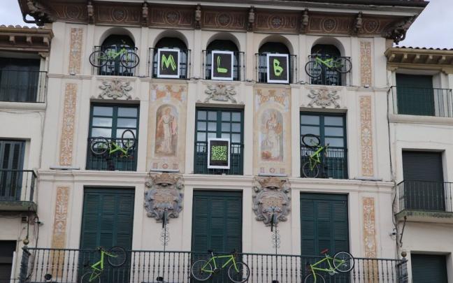 Fachada de la Casa del Reloj decorada por la Semana de la Movilidad.
