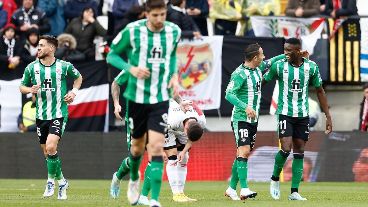 Luiz Henrique celebra su tanto en Vallecas.