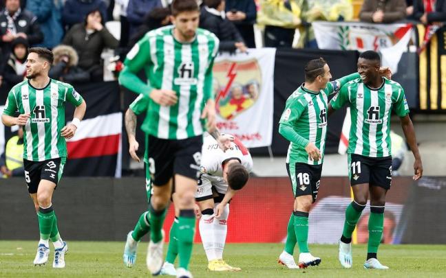 Luiz Henrique celebra su tanto en Vallecas.