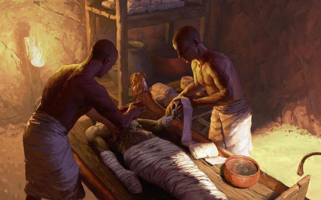 Recreación de un embalsamiento en la necrópolis de Saqqara.