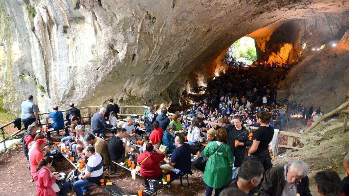 La lluvia hizo que todos los asistentes se amontonaran dentro de la gran cueva para disfrutar de la comida.